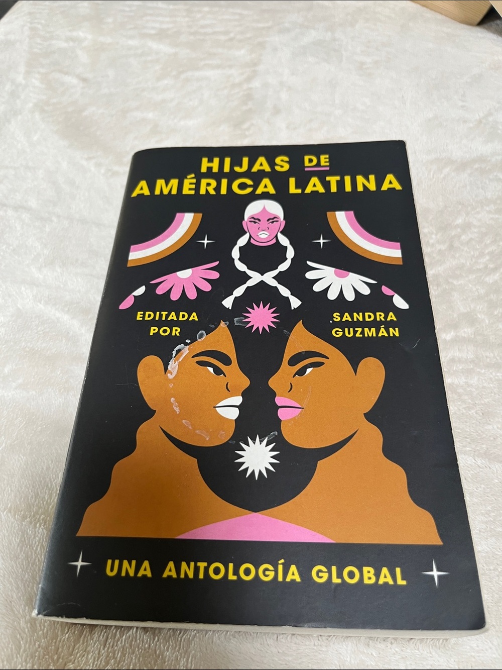 Hijas de América Latina paperback book.